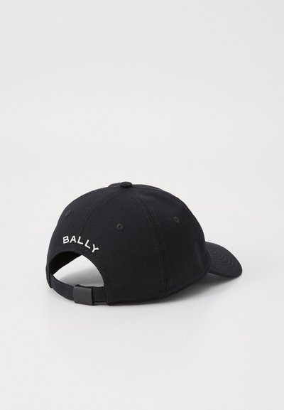 Schwarze Baumwollkappe mit gebogenem Schild, verstellbarem Riemen hinten und gesticktem "BALLY"-Logo in Weiß auf der Rückseite. Glatte Textur.