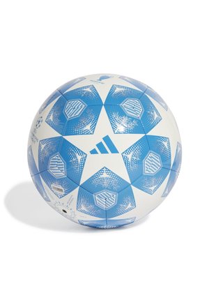Adidas fodbold med et hvidt og blåt design, der har hexagonale paneler, UEFA Champions League-logo og teksturerede overflademønstre.