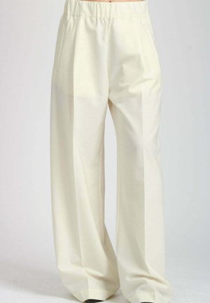 Pantaloni a gamba larga in un morbido tessuto crema. Caratterizzati da un frontale plissettato e una vita elastica, offrono comfort e una vestibilità rilassata.