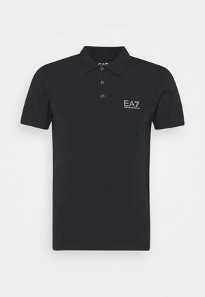Polo nero realizzato in cotone, con colletto classico, pattina con tre bottoni e un piccolo logo bianco sul lato sinistro del petto.