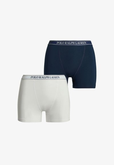 Boxershorts i marinblått och vitt, med ett mjukt midjeband där "POLO RALPH LAUREN" står i blå bokstäver. Slät, stretchig tyg.