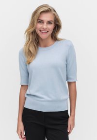 Jasnoniebieski sweter z krótkim rękawem o okrągłym dekolcie, z prążkowanymi mankietami i dołem. Miękka, gładka tekstura z dopasowanym krojem.