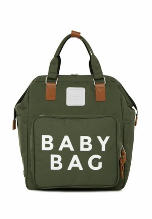 Olivenfarbene Babytasche aus Stoff mit weißem Text "BABYTASCHE" auf der Vorderseite, braunen Lederakzenten, doppelten Griffen und verstellbarem Schultergurt.