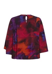 Bluză lejeră dintr-un material ușor, cu un model floral vibrant în nuanțe de roșu, violet și portocaliu; detaliu cu deschidere în formă de cheie la spate, închisă cu nasture.