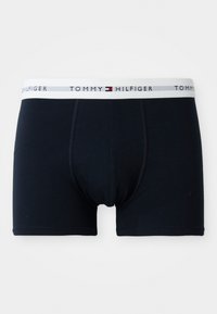 Boxeri scurți din bumbac negri, cu o talie albă ce afișează logo-ul "TOMMY HILFIGER" și un mic logo de accent în roșu și albastru.