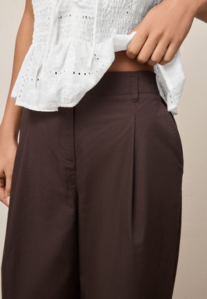 Next, TALL FIT - PLEATED BARREL LEG CHINO TROUSERS  . - Pantalon classique - chocolate brown