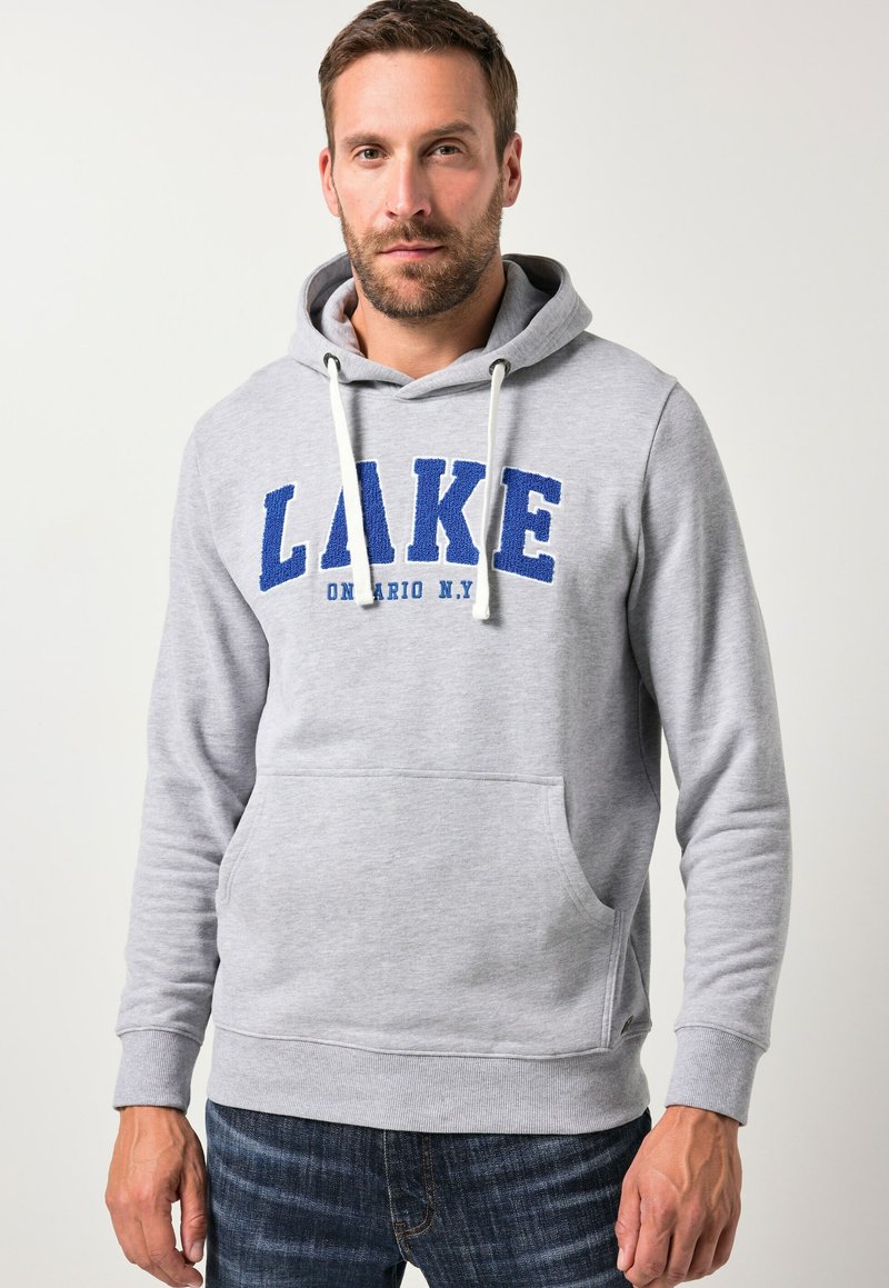 Felpa grigia in misto cotone, con tasca a marsupio frontale, cappuccio con coulisse e testo testurizzato blu "LAKE ONTARIO N.Y.".
