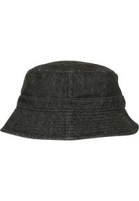 Sort denim bucket hat med en rund krone og bred, skrånedad skygge. Har to vandrette sømme rundt om kronen.