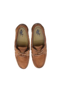 Ruskosuede veneen kengät, joissa on nahkanyöri, harmahtava ommel ja rei'itetty sisus, jossa on kohokuvioitu bränditieto.