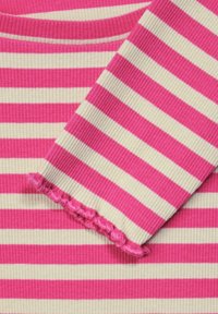 Roze en witte horizontaal gestreepte ribstof met een omgeslagen mouwrand en een gerimpelde zoom.
