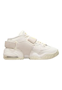 Pantofii sport albi au un mix de piele și suede, cu o curea, o talpă texturată și accente galbene subtile pe șireturi și branding.