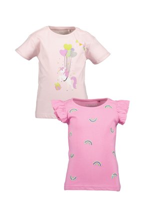 Zwei rosa Baumwoll-T-Shirts. Eines zeigt ein Einhorn mit Luftballons und einem Geschenk; das andere hat Rüschenärmel mit Regenbogenmuster-Details.
