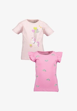 Twee roze katoenen t-shirts. De ene heeft een eenhoorn met ballonnen en een cadeau; de andere heeft ruches aan de mouwen met regenboogpatronen.