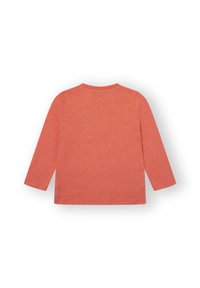 Camiseta de manga larga en suave algodón color coral, con cuello redondo, dobladillo recto y una textura sutil sin patrones o acentos prominentes.