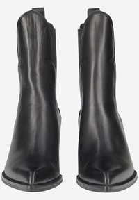 Bottines en cuir noir avec un bout pointu, texture lisse, coutures minimales et ouvertures latérales courtes pour un enfilage facile.