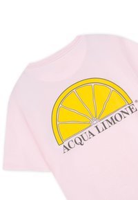 Rosa bomull t-shirt med en stor gul citron grafik och texten "ACQUA LIMONE" i svart. Kort ärm och rund halsdesign.
