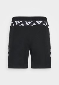 Pantalones cortos deportivos negros con cinturilla elástica y un patrón geométrico blanco en la cintura y los lados, mostrados sobre un fondo liso.