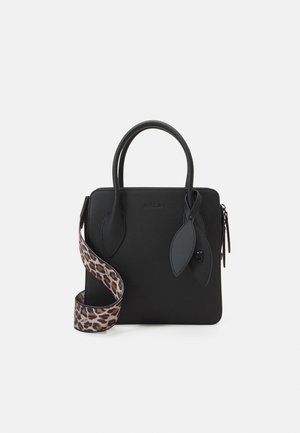 Sac à main en cuir noir avec doubles poignées supérieures et une bandoulière amovible à imprimé léopard. Présente des accents décoratifs en forme de feuille et une fermeture éclair.