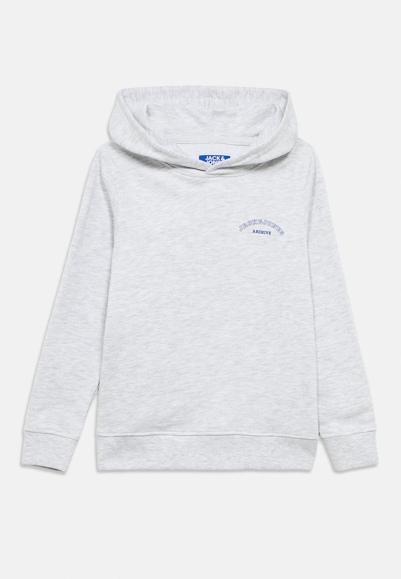 Sudadera con capucha de color gris claro hecha de tela suave, con un bolsillo frontal, capucha con cordón, y el logo azul "JACK & JONES ARCHIVE" en el pecho.