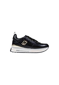 Sneaker in pelle nera con accenti dorati, suola bianca spessa e design testurizzato. Caratterizzato da lacci e un logo decorativo laterale.