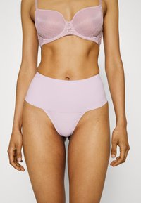Spanx SPANXSUPERSMOOTH™ UNDIE-TECTABLE® THONG - Tanga - luxe lilac