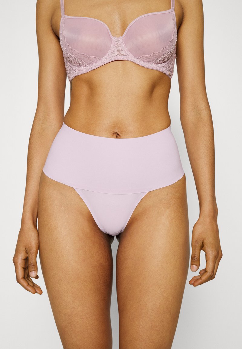 Spanx SPANXSUPERSMOOTH™ UNDIE-TECTABLE® THONG - Tanga - luxe lilac