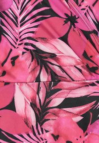 Materiał w kwiaty z różowymi i czarnymi liśćmi w różnych odcieniach różu i czerwieni. Gładka tekstura z warstwowym wzorem liściastym.