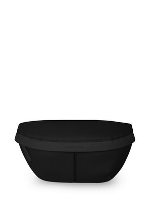 Riñonera de tela negra con solapa superior curvada y costura frontal sutil, diseñada para llevar sin usar las manos.