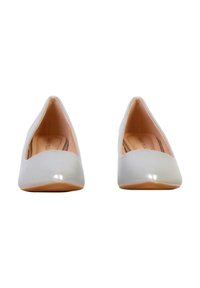 Paire de chaussures plates pour femmes gris clair à bout pointu, avec des semelles intérieures beige, vues de face sur un fond blanc.