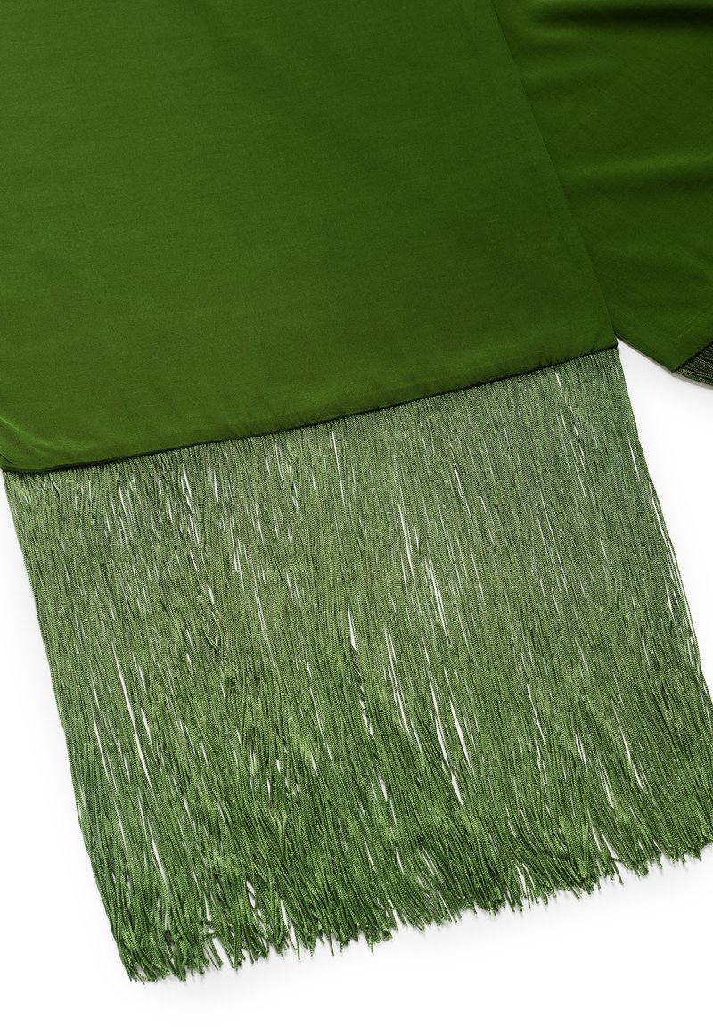 Grüner Stoff mit einer glatten Textur und einem Fransen-Saum. Die Fransen bestehen aus langen, dünnen Strängen in einem leicht helleren Grünton.