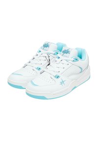 Baskets blanches avec des accents bleu clair, en cuir lisse et matériaux en maille, détails perforés, lacets plats et une semelle rembourrée.