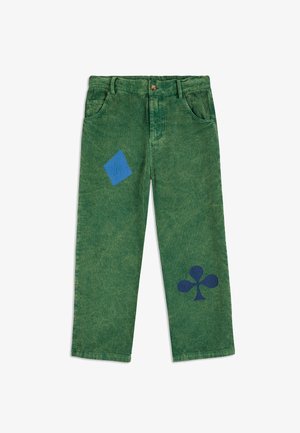 Pantalon en velours côtelé vert avec des formes de diamants et de trèfles bleus imprimées sur les cuisses avant, doté de poches avant et d'une fermeture à bouton.