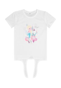 Camiseta de algodón blanca con un personaje ilustrado que tiene cabello rubio, vestido azul y acentos coloridos. El texto dice "Crea Tu Propia Magia."