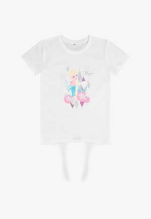 Camiseta de algodón blanca con un personaje ilustrado que tiene cabello rubio, vestido azul y acentos coloridos. El texto dice "Crea Tu Propia Magia."