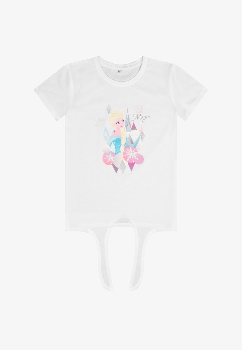 Camiseta de algodón blanca con un personaje ilustrado que tiene cabello rubio, vestido azul y acentos coloridos. El texto dice "Crea Tu Propia Magia."