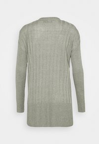 Suéter de manga larga gris claro con ribetes verticales, cuello redondo y un corte holgado. Tejido suave y texturizado con un back ligeramente alargado.