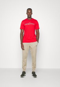 Nike Performance TAPER - Tréningruha alsók - khaki/khaki/(black)