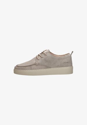 Lichtgrijze suède sneakers met een ronde neus, vetersluiting en een beige rubberen zool. Heeft een trekhaak aan de achterkant en gestikte details.