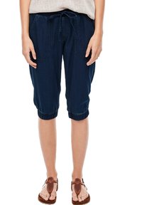 Mörkblå, korta byxor med elastisk midja, två stora framfickor och uppvikta nederdelar, tillverkade av mjukt, lätt tyg.