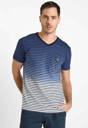 T-shirt pour homme à manches courtes et décolleté en V, avec des rayures horizontales bleues et blanches, une poche poitrine et un col noir. Matière en mélange de coton doux.
