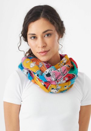 Kleurrijke infinity sjaal met een Snoopy en Peanuts stripontwerp. Gemaakt van zachte stof met een gladde textuur. Voornamelijke kleuren zijn blauw, oranje en roze.