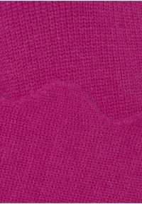 Gestructureerde stof in levendig magenta, met een golvend patroon. Het materiaal lijkt zacht en gebreid, met een consistente, dichte weefsel.