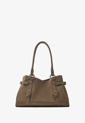 Bruine suède handtas met twee bovenhandvatten, decoratieve riemen en accenten van messing gespen, rechthoekige bodem en licht gebogen bovenrand.