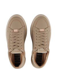 Sneaker in pelle beige con una texture liscia, lacci piatti e un logo sottile sulla linguetta. Presenta una suola di colore chiaro e un design minimalista.