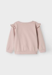 Sudadera de manga larga color rosa claro con detalles de volantes en las costuras de los hombros, puños, dobladillo y escote acanalados, presentada sobre un fondo blanco.