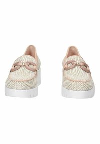 Scarpe in tessuto intrecciato color crema e beige con punta rotonda, caratterizzate da un accento a catena rosa sul davanti e una suola piatta bianca.