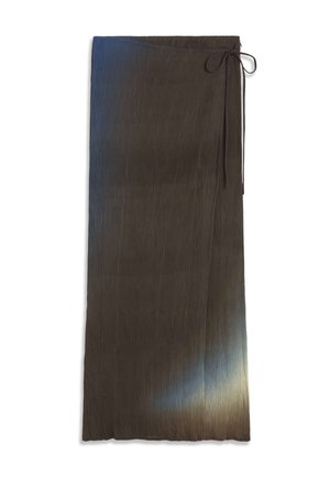 Jupe portefeuille plissée noire avec une attache latérale, présentant une texture subtile et un léger brillant sur la surface du tissu.