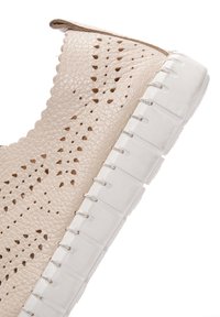 Sneaker in pelle beige chiaro con design perforato, punta arrotondata e suola in gomma bianca con accenti testurizzati. Finitura liscia.