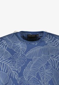 Blauwe katoenen t-shirt met witte tropische bladvormen, een ronde hals en een label met "CARS JEANS" aan de binnenkant van de kraag.