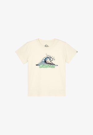 Kortærmet T-shirt i cremefarve med en grafik af en blå bølge og bjerg over grøn "Quiksilver" tekst på forsiden.